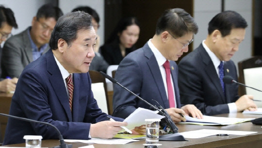 이낙연 국무총리(왼쪽)가 21일 정부세종청사에서 열린 국정현안점검조정회의에서 발언하고 있다. 세종=연합뉴스